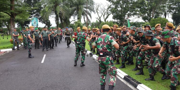 Pangdam I/BB Kunjungi Yon Arhanud 11/WBY, serta memberikan pengarahan kepada Prajurit Yon Arhanud 11/WBY.