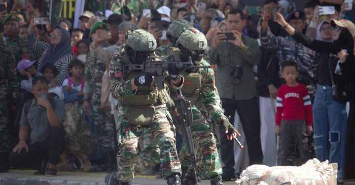 Atraksi Prajurit TNI di Lapangan Merdeka Pukau Ribuan Warga Medan