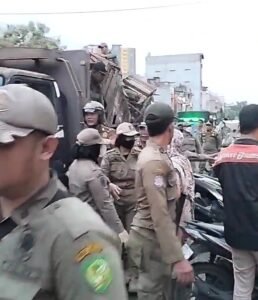 Satpol PP Medan Subuh Subuh Bongkar Lapak di Pajak Sukaramai