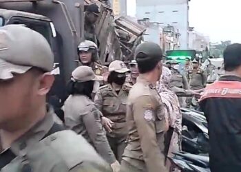 Satpol PP Medan Subuh Subuh Bongkar Lapak di Pajak Sukaramai