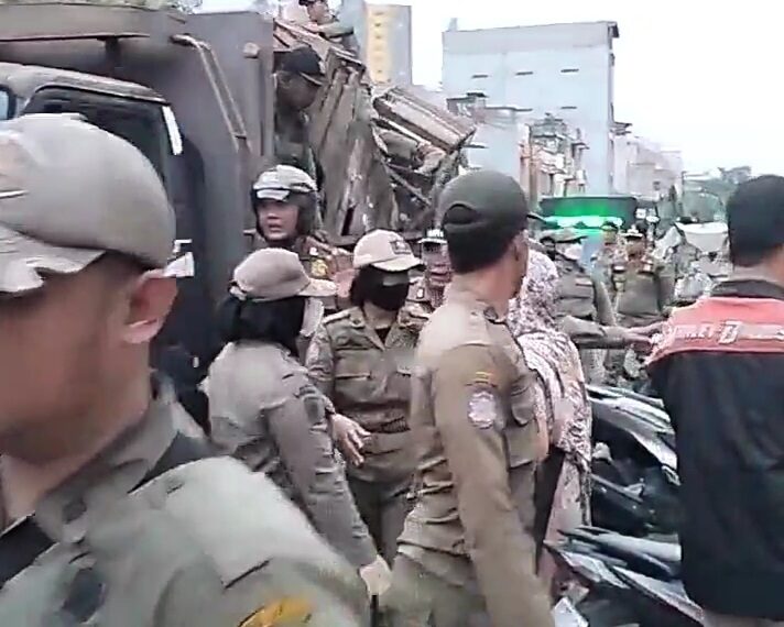 Satpol PP Medan Subuh Subuh Bongkar Lapak di Pajak Sukaramai