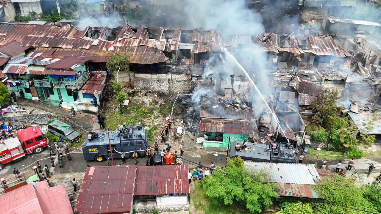 WhatsApp-Image-2025-10-07-at-12.35.46_fae76f53 Personel Polri dan TNI Bahu Membahu Padamkan Api di Kompleks Kodam Lama Jayapura