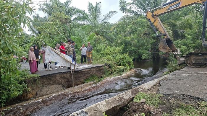 jalan-putus-akibat-di-terjang-banjir_aceh-barat_18102025 Bupati Aceh Barat Bersama Dinas PUPR Tinjau Jalan Yang Terputus Akibat Curah Hujan Tinggi