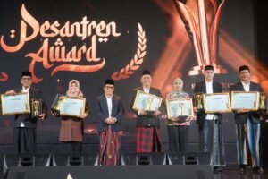 Mualem Raih Penghargaan Kepala Daerah Peduli Pesantren