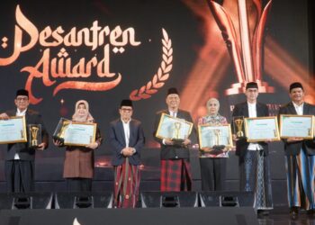 Mualem Raih Penghargaan Kepala Daerah Peduli Pesantren