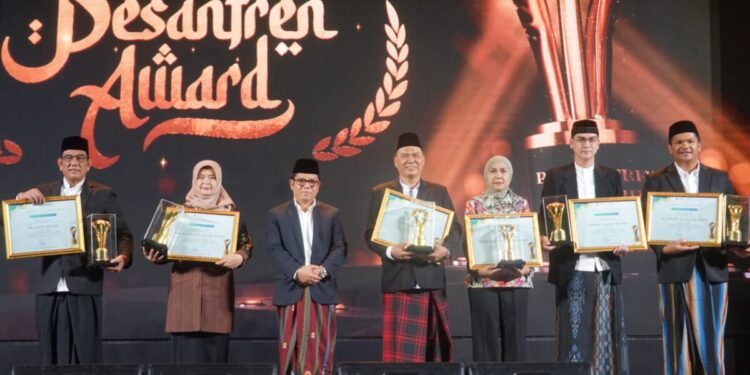 Mualem Raih Penghargaan Kepala Daerah Peduli Pesantren