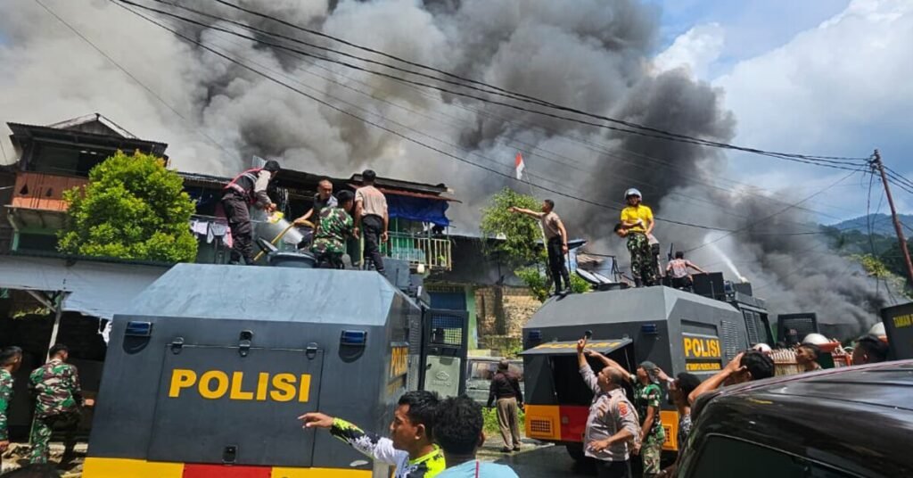 Personel Polri dan TNI Bahu Membahu Padamkan Api di Kompleks Kodam Lama Jayapura