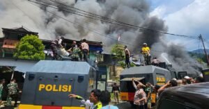 Personel Polri dan TNI Bahu Membahu Padamkan Api di Kompleks Kodam Lama Jayapura