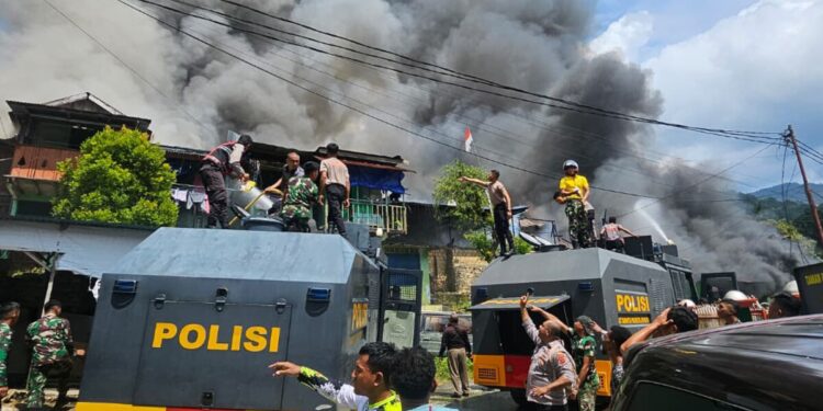 Personel Polri dan TNI Bahu Membahu Padamkan Api di Kompleks Kodam Lama Jayapura