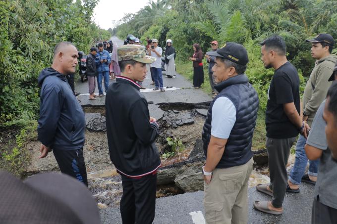 sedeng_18102025-71-img-20251018-wa0040 Bupati Aceh Barat Bersama Dinas PUPR Tinjau Jalan Yang Terputus Akibat Curah Hujan Tinggi
