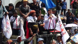 DSC06708-300x169 Ribuan Massa Kecewa, Gubernur Sumut Bobby Nasution Abaikan Aspirasi Tutup TPL