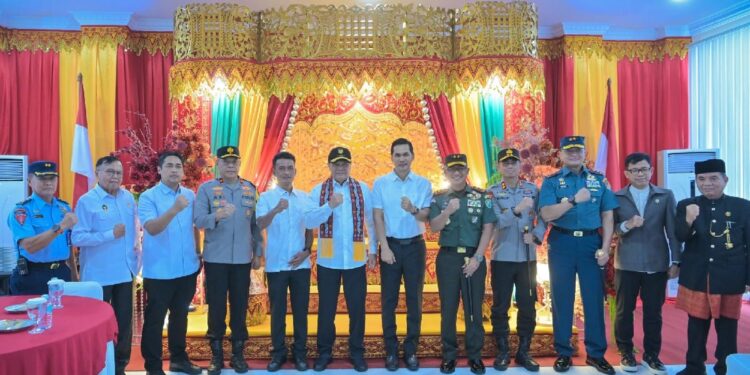 Sekda Aceh Jemput Kedatangan Menko Polhukam di Bandara SIM