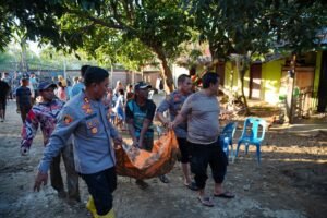 Kapolres Lhokseumawe Pimpin Evakuasi Jenazah Korban Banjir di Pedalaman Aceh Utara