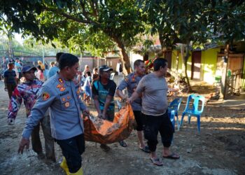Kapolres Lhokseumawe Pimpin Evakuasi Jenazah Korban Banjir di Pedalaman Aceh Utara