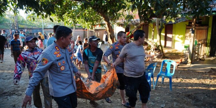 Kapolres Lhokseumawe Pimpin Evakuasi Jenazah Korban Banjir di Pedalaman Aceh Utara