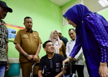 Ketua TP PKK Aceh Kak Na Semangati Rahmat Akbar, Remaja Lumpuh Layu Asal Pulo Aceh