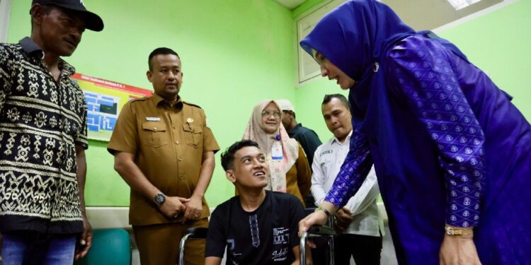 Ketua TP PKK Aceh Kak Na Semangati Rahmat Akbar, Remaja Lumpuh Layu Asal Pulo Aceh