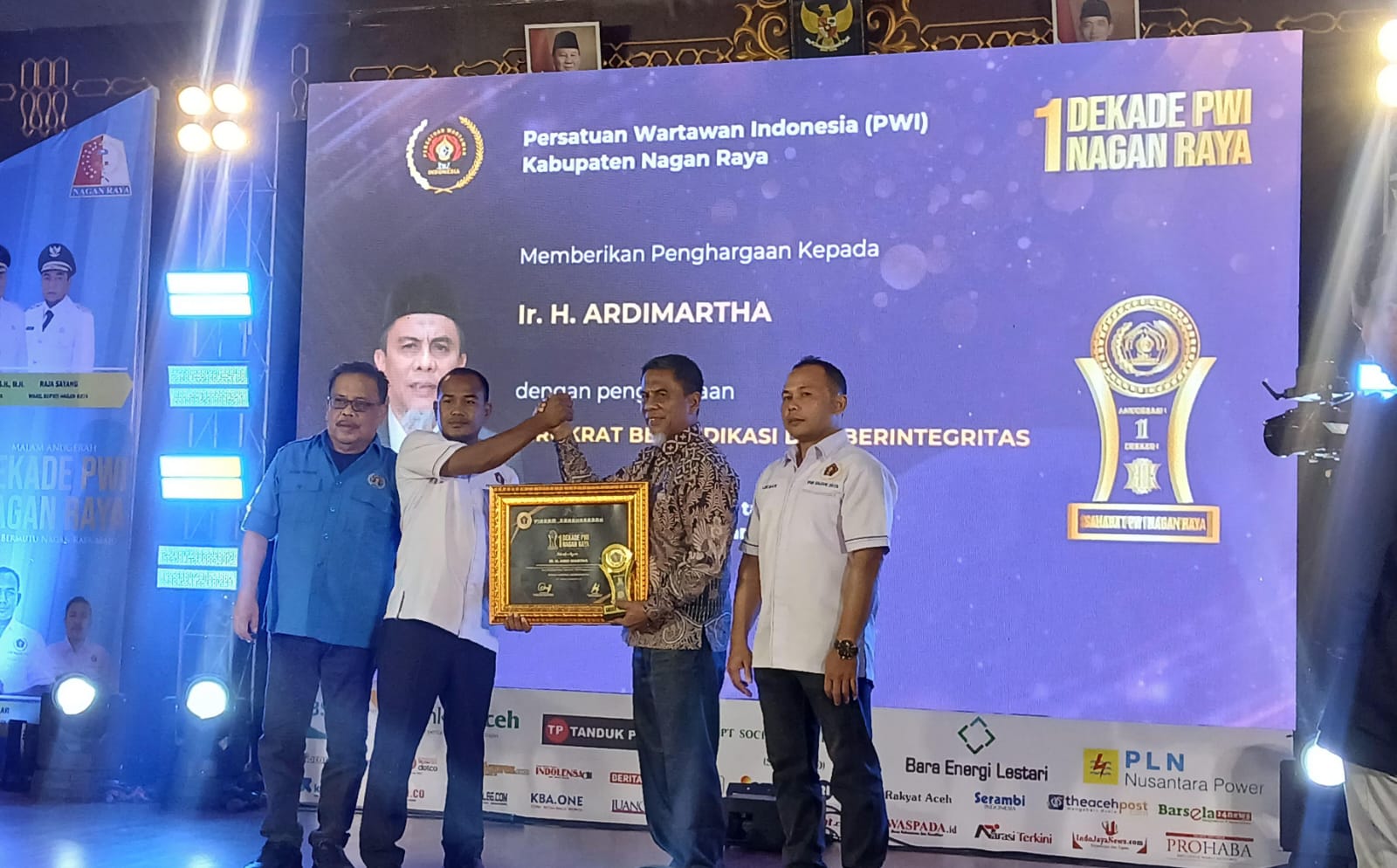 IMG-20251105-WA0002 Mantan Sekda Ir. Ardhi Martha Raih Penghargaan Birokrat Berdedikasi dan Berintegritas dari PWI Nagan Raya