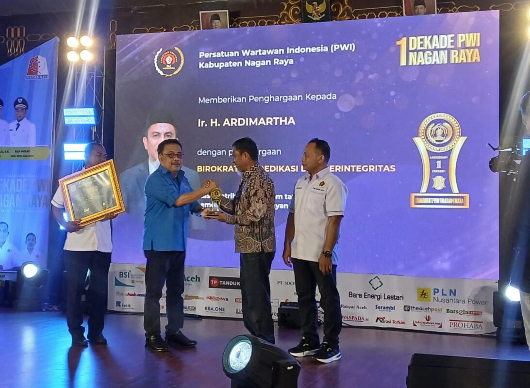 Mantan Sekda Ir. Ardhi Martha Raih Penghargaan Birokrat Berdedikasi dan Berintegritas dari PWI Nagan Raya