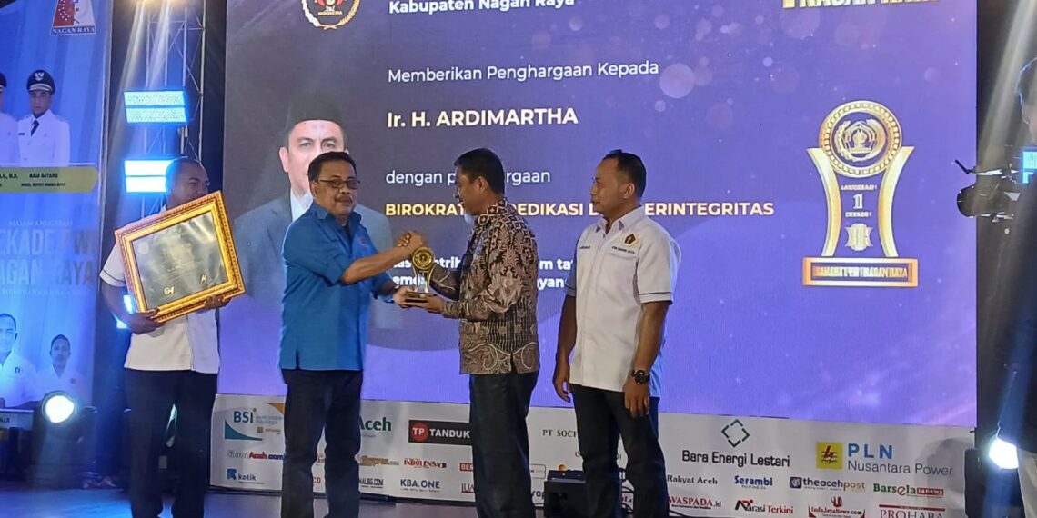 Mantan Sekda Ir. Ardhi Martha Raih Penghargaan Birokrat Berdedikasi dan Berintegritas dari PWI Nagan Raya