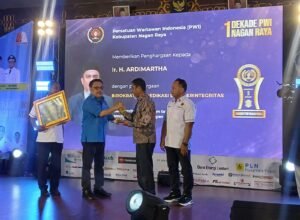 Mantan Sekda Ir. Ardhi Martha Raih Penghargaan Birokrat Berdedikasi dan Berintegritas dari PWI Nagan Raya