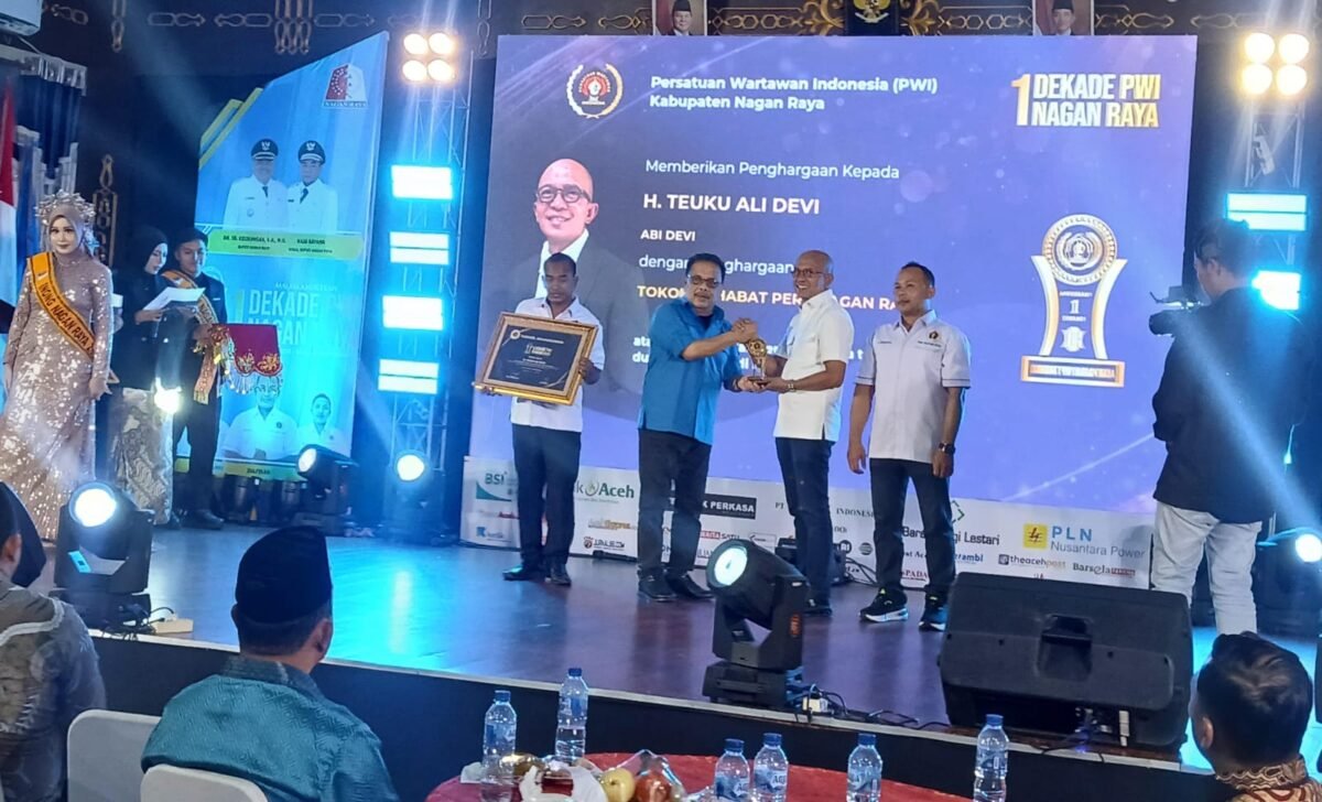 Teuku Ali Devi Terima Penghargaan Tokoh Sahabat Pers Nagan Raya dari PWI Nagan Raya