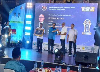 Teuku Ali Devi Terima Penghargaan Tokoh Sahabat Pers Nagan Raya dari PWI Nagan Raya