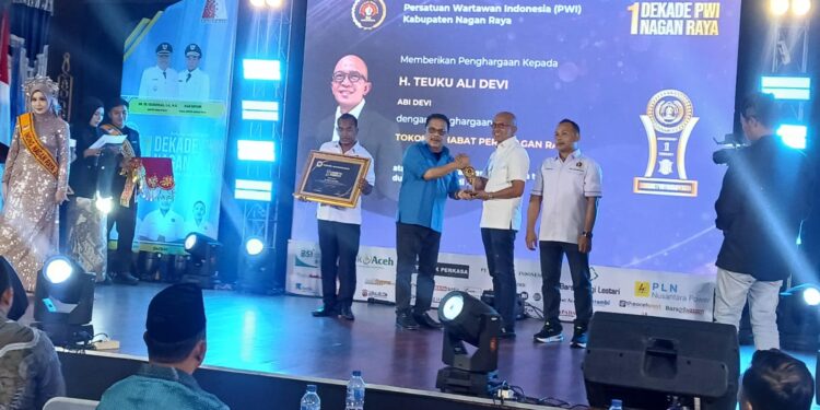 Teuku Ali Devi Terima Penghargaan Tokoh Sahabat Pers Nagan Raya dari PWI Nagan Raya