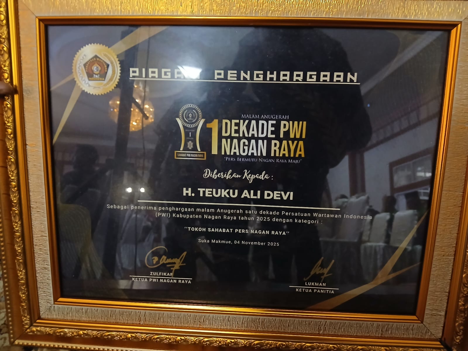 IMG-20251105-WA0008 Teuku Ali Devi Terima Penghargaan Tokoh Sahabat Pers Nagan Raya dari PWI Nagan Raya