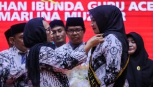 Dikukuhkan Sebagai Ibunda Guru Aceh, Kak Na Siap Dukung Perjuangan Guru