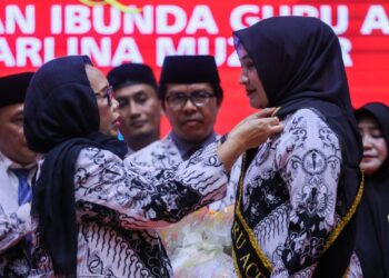Dikukuhkan Sebagai Ibunda Guru Aceh, Kak Na Siap Dukung Perjuangan Guru
