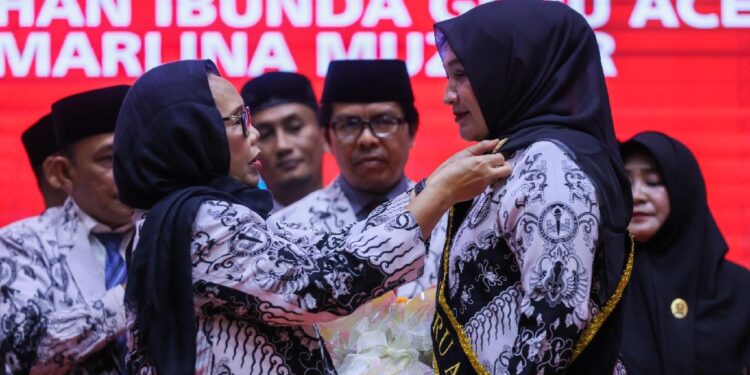 Dikukuhkan Sebagai Ibunda Guru Aceh, Kak Na Siap Dukung Perjuangan Guru