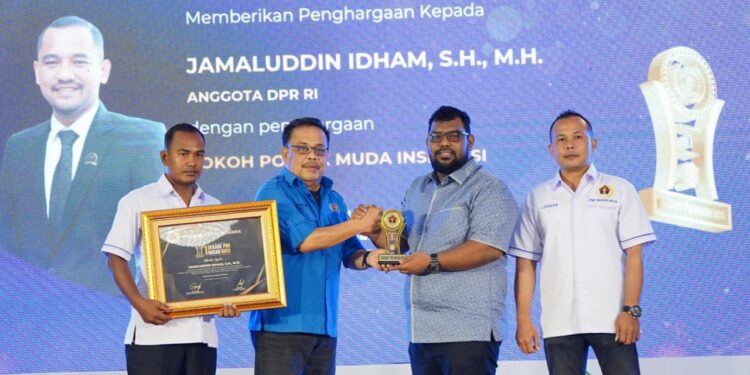 Politisi Muda Menginspirasi, Jamaluddin Idham Mendatkan Penghargaan Satu Dekade PWI Nagan Raya