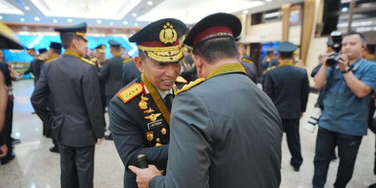 Kapolda Sumut Irjen Pol Whisnu Hermawan Terima Tanda Kehormatan Bintang Bhayangkara Pratama dari Kapolri