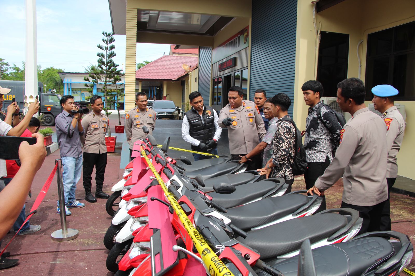 IMG-20251113-WA0023 Polres Aceh Barat Berhasil Ungkap Sindikat Curanmor 19 Unit Sepeda Motor Diamankan