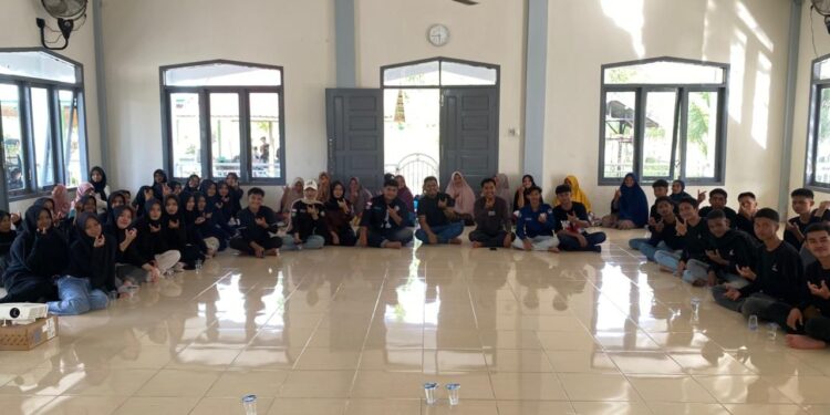 Mahasiswa Teknik USM Latih Masyarakat Pasie Jantang Buat Sabun Cuci Piring