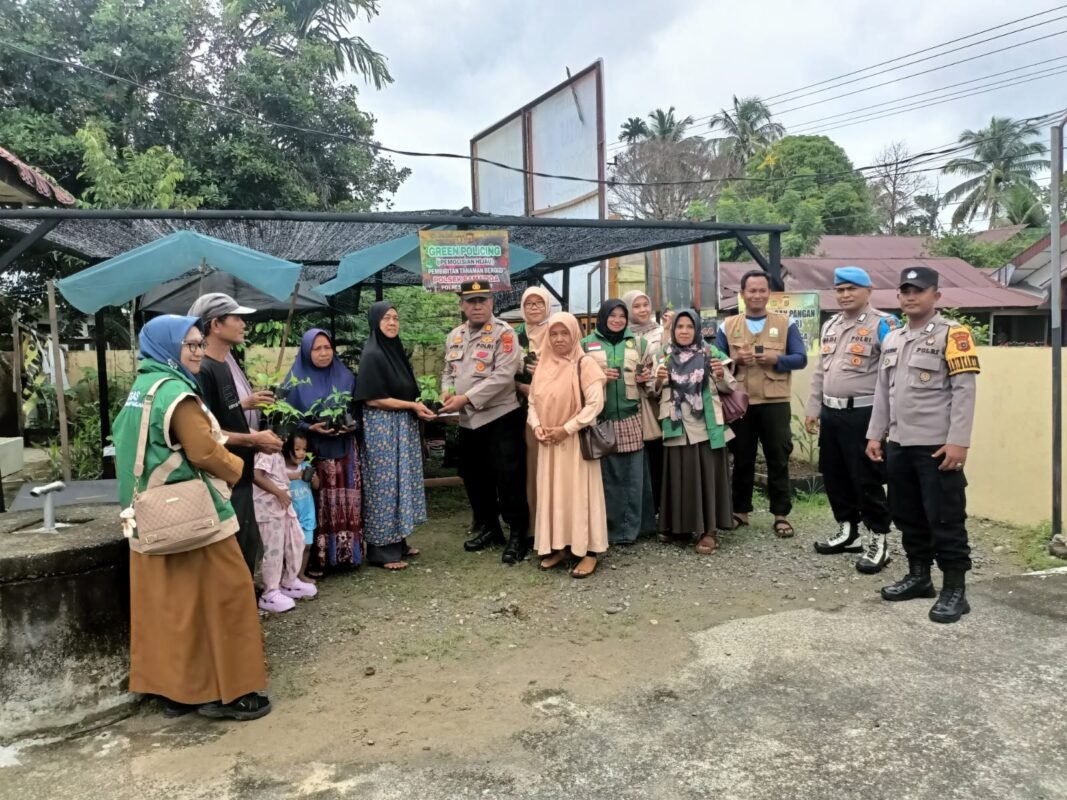 Kapolsek Samatiga Bagikan 1.000 Bibit Cabai Dan Terong Dukung Program Ketahanan Pangan Presiden