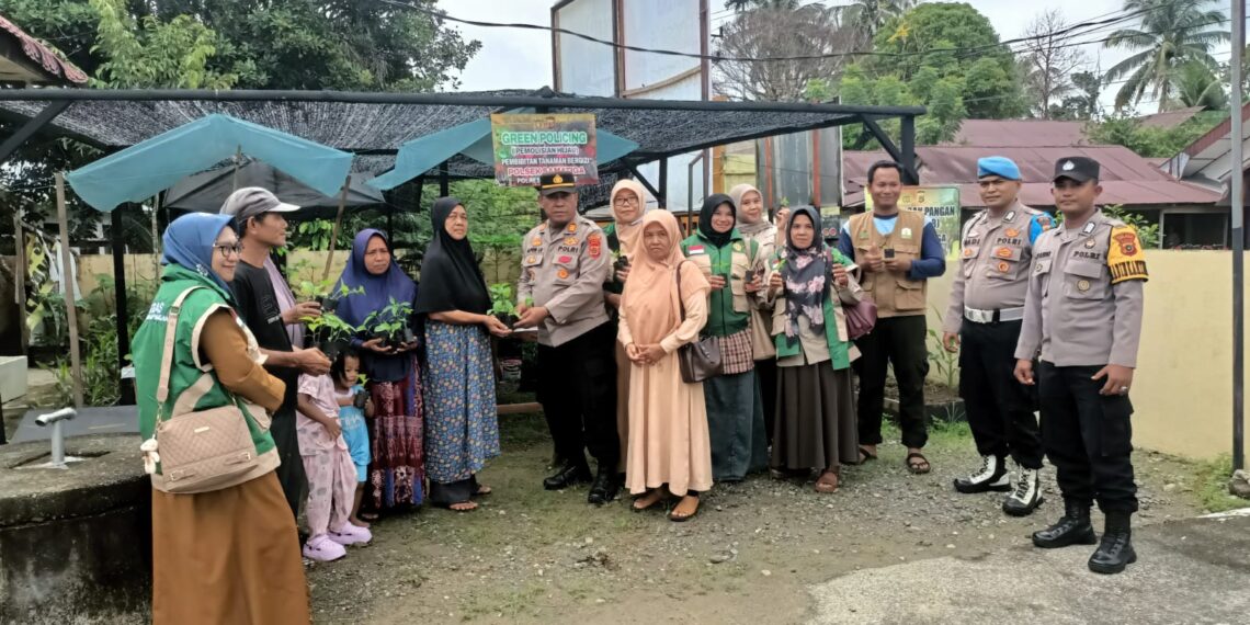 Kapolsek Samatiga Bagikan 1.000 Bibit Cabai Dan Terong Dukung Program Ketahanan Pangan Presiden