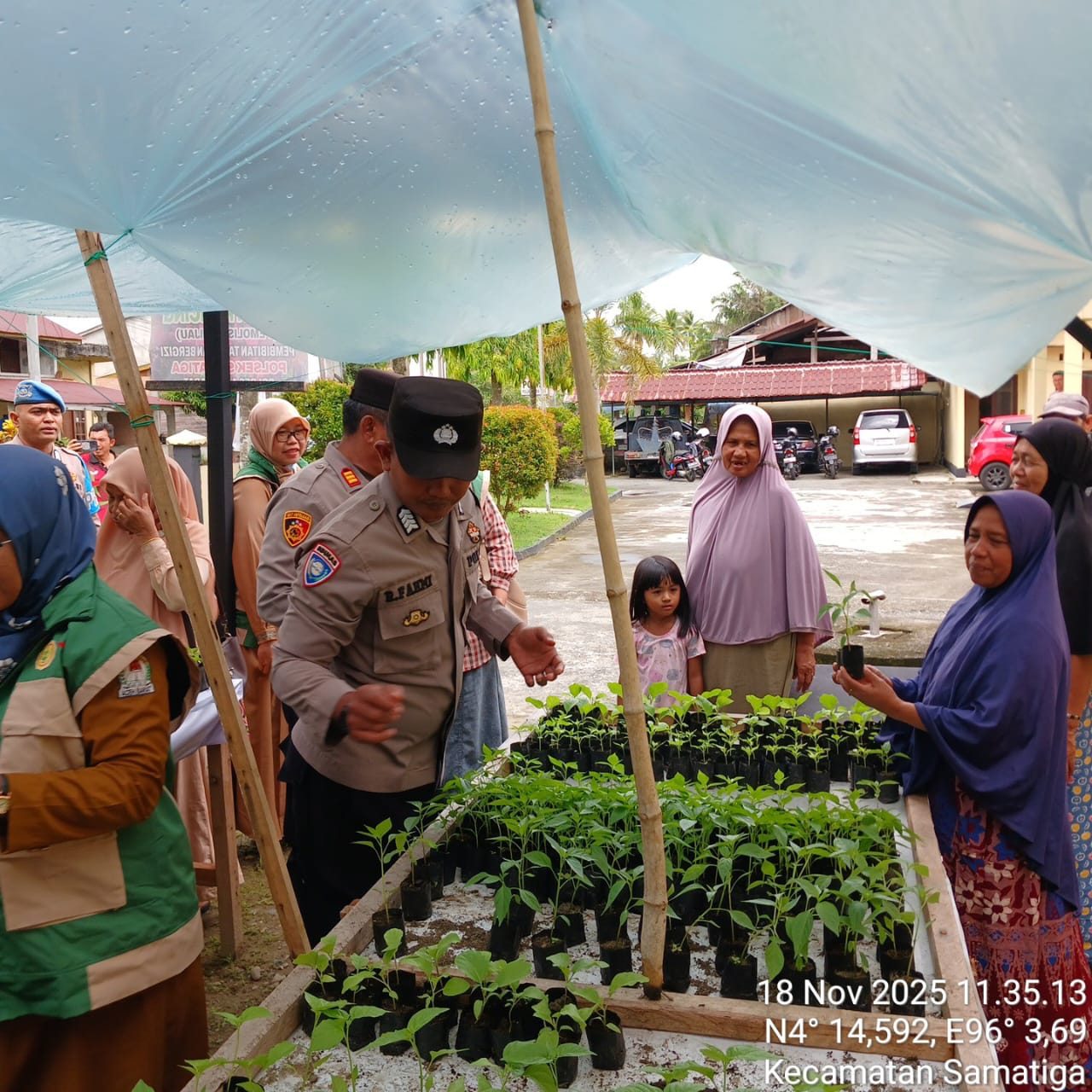 IMG-20251118-WA0017 Kapolsek Samatiga Bagikan 1.000 Bibit Cabai Dan Terong Dukung Program Ketahanan Pangan Presiden
