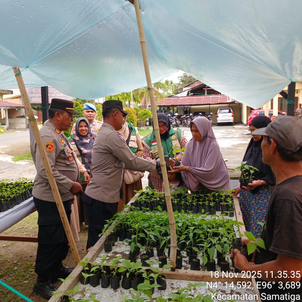 IMG-20251118-WA0018 Kapolsek Samatiga Bagikan 1.000 Bibit Cabai Dan Terong Dukung Program Ketahanan Pangan Presiden