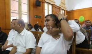 Mantan Kadis PUPR Sumut Topan Ginting Menangis saat Ikuti Sidang Perdana Korupsi Jalan 