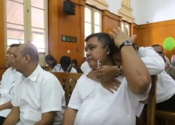 Mantan Kadis PUPR Sumut Topan Ginting Menangis saat Ikuti Sidang Perdana Korupsi Jalan