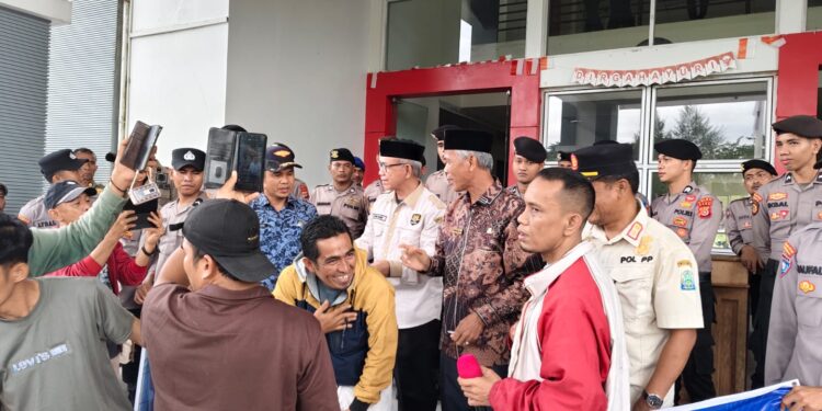 Pemerintah Daerah dan Masyarakat Sepakati Bersama Menolak Pengalihan Kapal Aceh Hebat 1