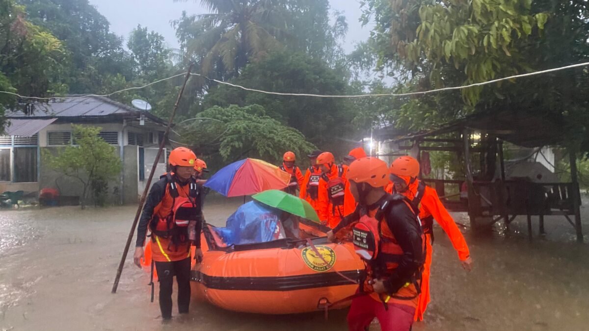 Tim SAR Evakuasi Warga Terdampak Banjir di Sibolga