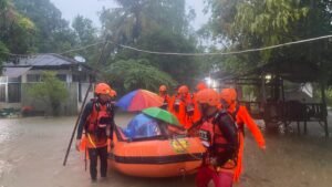 Tim SAR Evakuasi Warga Terdampak Banjir di Sibolga
