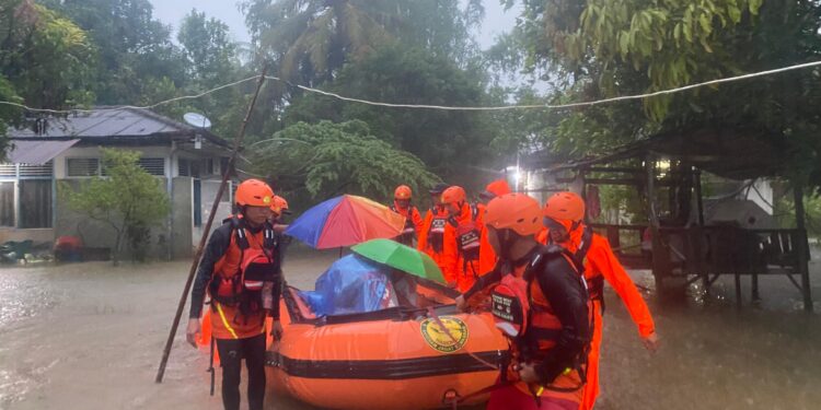 Tim SAR Evakuasi Warga Terdampak Banjir di Sibolga