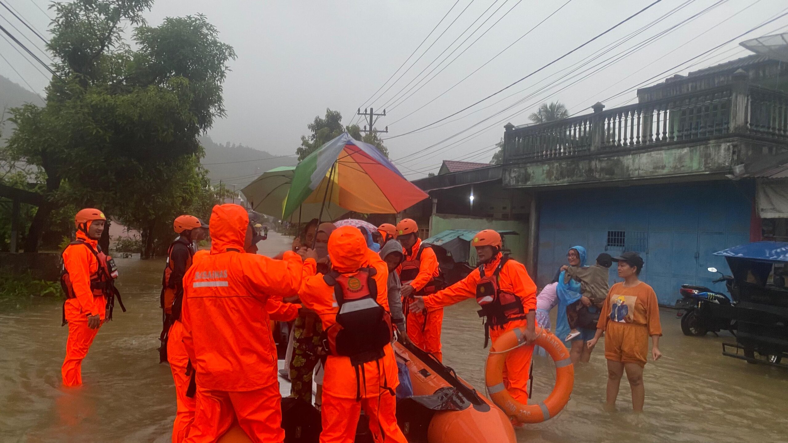 IMG-20251125-WA0044-scaled Tim SAR Evakuasi Warga Terdampak Banjir di Sibolga