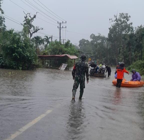 IMG-20251125-WA0048 Anggota DPRK Simeulue Tinjau Lokasi Banjir di Desa Abail, Teupah Tengah