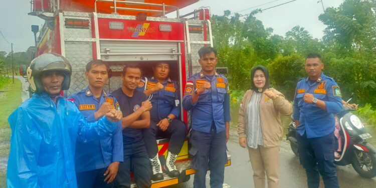 Anggota DPRK Simeulue Tinjau Lokasi Banjir di Desa Abail, Teupah Tengah