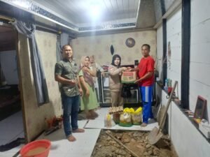 Eri Susanti Berikan Bantuan Kepada Korban Longsor di Kabupaten Simeulue
